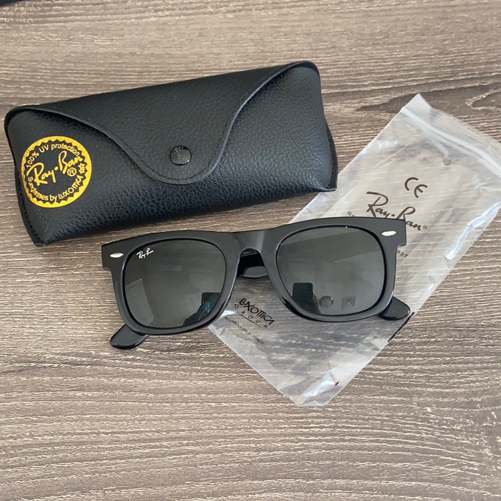 Raybans Wayfarers- Like New!
